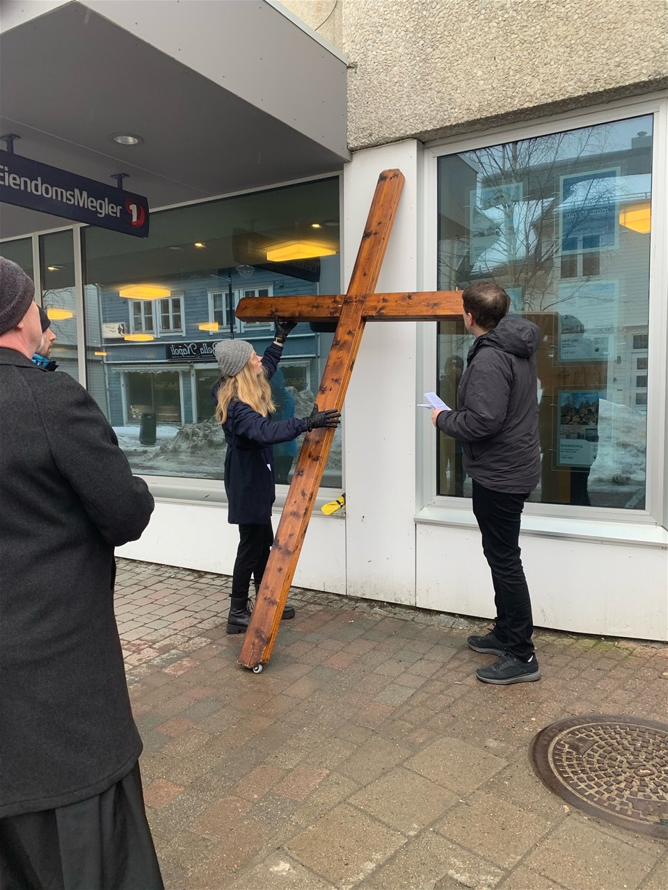 Langfredag. Korsvandring i Stavanger - fra den katolske kirke til Metodistkirken.